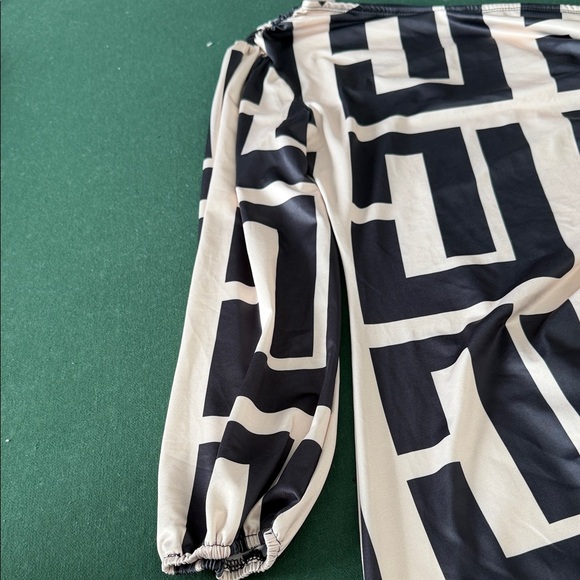 Geometric Black and Cream Long Sleeve Dress - Picture 3 of 9